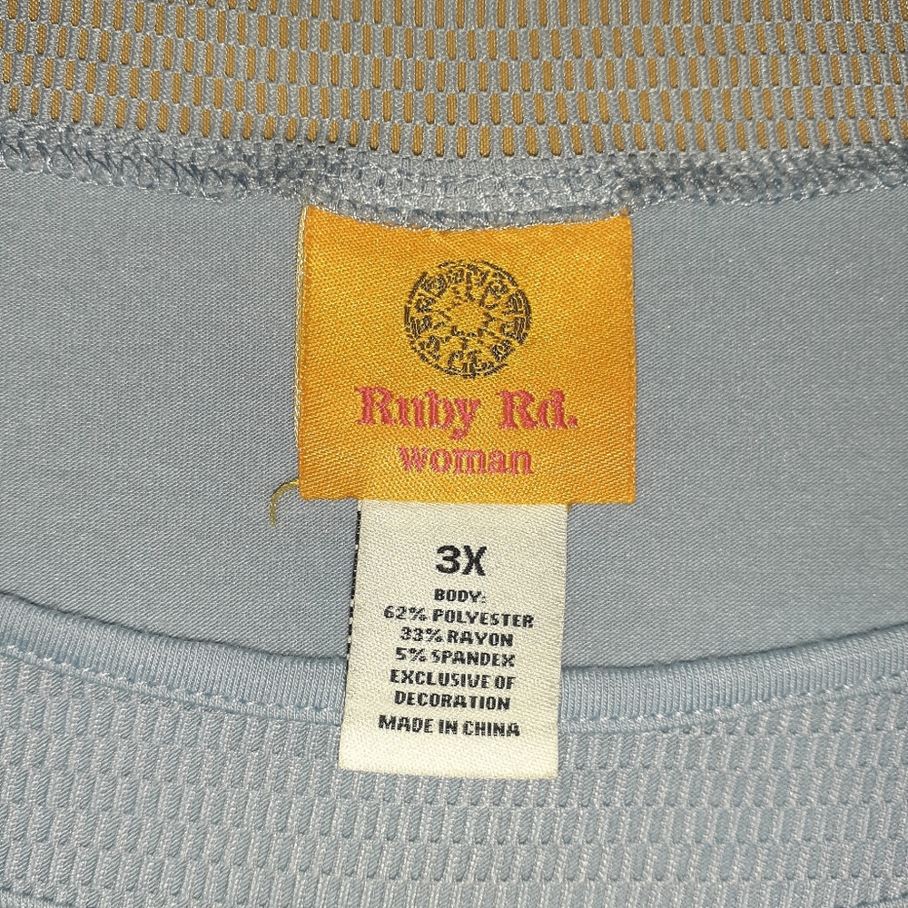 Womens 3XL shirt.